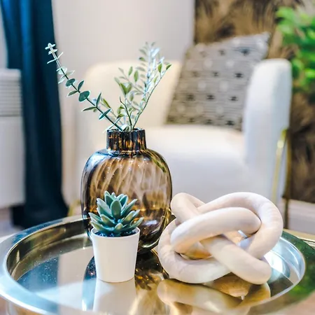Central Leeds Gem - Parking - Sleeps 6 Apartment