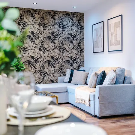 Central Leeds Gem - Parking - Sleeps 6 Apartment *