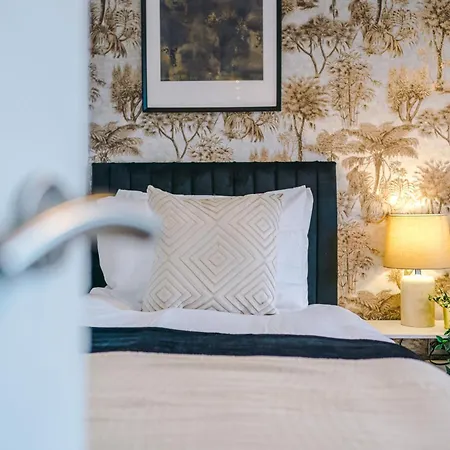 Central Leeds Gem - Parking - Sleeps 6 Apartment *