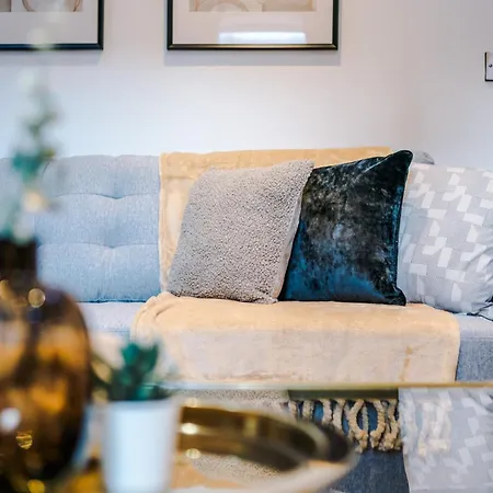 Central Leeds Gem - Parking - Sleeps 6 Apartment *