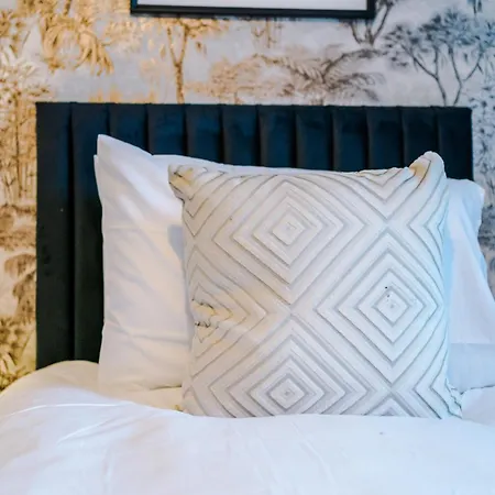 Central Leeds Gem - Parking - Sleeps 6 Apartment