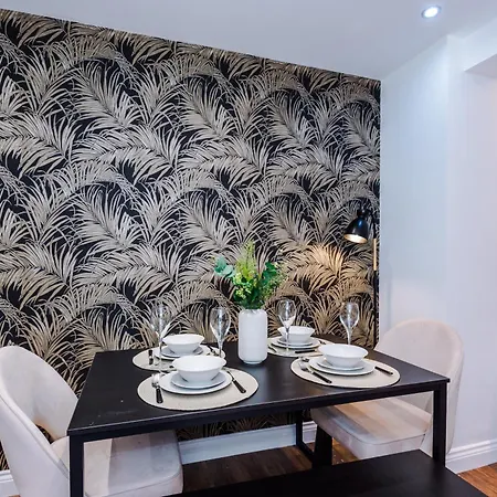 Central Leeds Gem - Parking - Sleeps 6 Apartment *