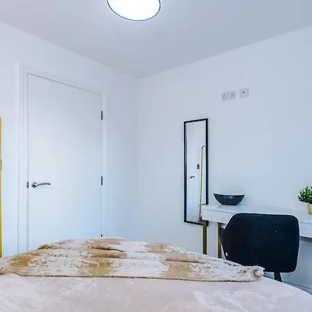 Central Leeds Gem - Parking - Sleeps 6 Apartment *